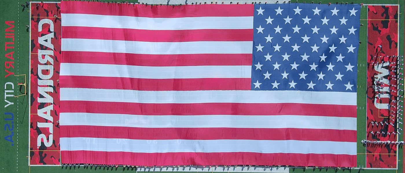 威斯康星大学本森分校的体育场悬挂着美国国旗